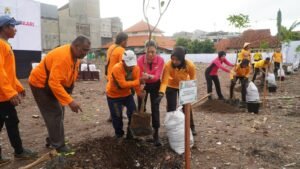 Bhayangkari Polrestabes Surabaya Hijaukan Lingkungan Asrama Polisi Koblen